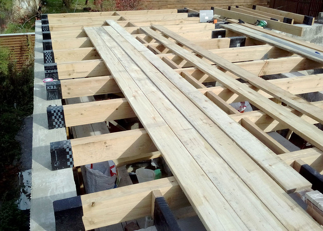 Монтаж деревянных балок перекрытия первого этажа, сечением 50 х 100мм .