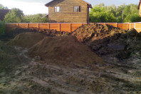Строительство фундамента: выемка грунта, засыпка песком