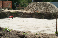 Строительство фундамента: выемка грунта, засыпка песком