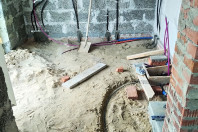 Монтаж труб водоснабжения в полу 1 этажа жилого дома